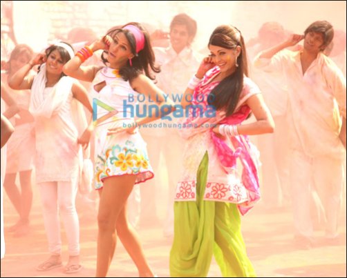 sneak peek at holi song from action replayy featuring aishwarya neha dhupia 5