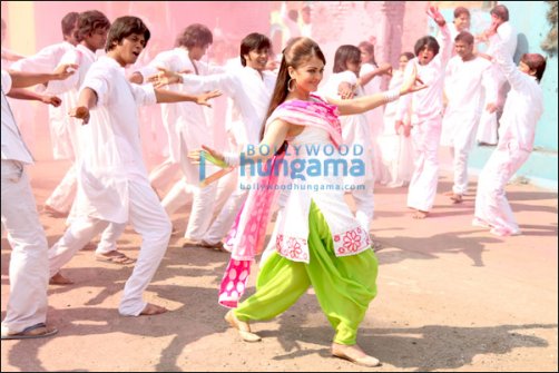 sneak peek at holi song from action replayy featuring aishwarya neha dhupia 6