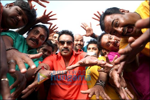 ajay devgn grooves desi way in bol bachchan 4