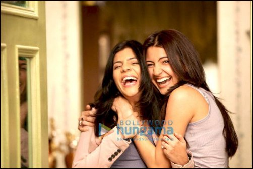 check out different moods of anushka sharma on sets of patiala house 4