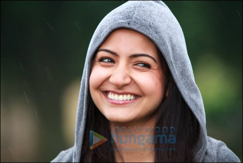 check out different moods of anushka sharma on sets of patiala house 8