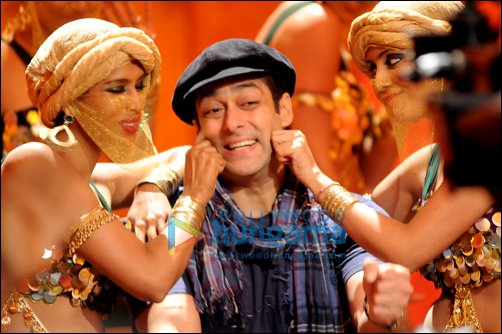Check Out: Salman Khan grooves in the music video of Bigg Boss 4