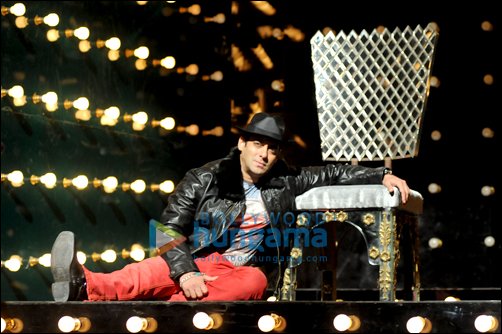 check out salman khan grooves in the music video of bigg boss 4 6