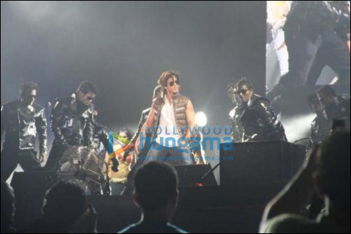 check out bollywood stars perform at shoppiesta concert dubai 2011 6