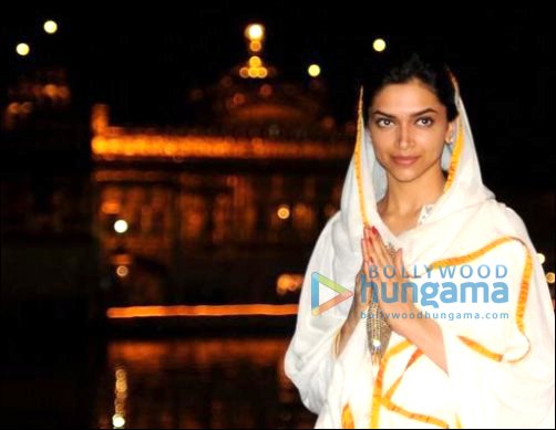 check out deepika padukone visits the golden temple 5