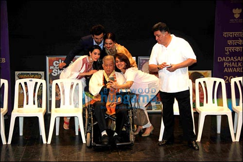 check out shashi kapoor and family attend dadasaheb phalke award 4 check out shashi kapoor and family attend dadasaheb phalke award 4