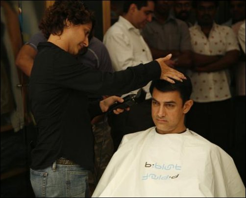 Aamir khan cutting HAIR - Rare video-unseen video - YouTube