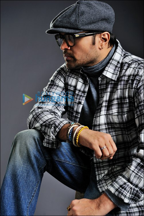 presenting himesh reshammiyas new look for his international album da edge 3
