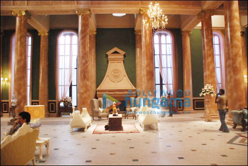 check out burglhey palace recreated at filmistan for housefull 2 4