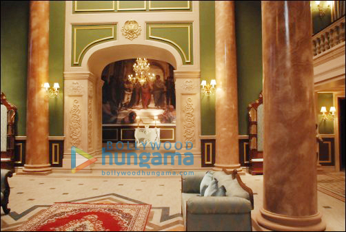 check out burglhey palace recreated at filmistan for housefull 2 5