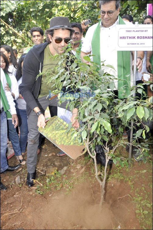 hrithik roshan visits whistling woods to support namos clean india campaign 2