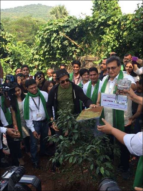 hrithik roshan visits whistling woods to support namos clean india campaign 4