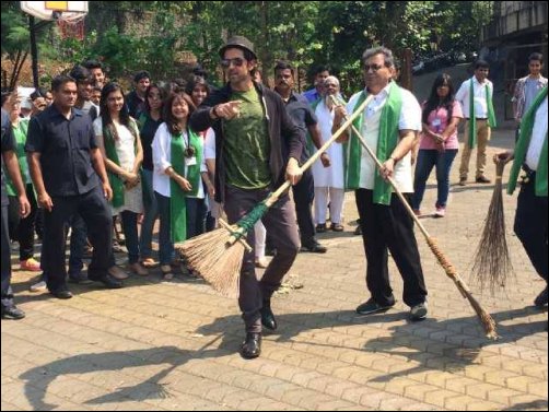hrithik roshan visits whistling woods to support namos clean india campaign 5