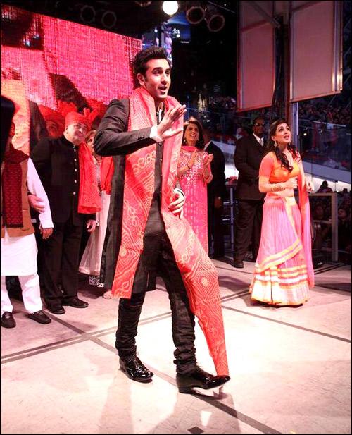 check out ranbir kapoor promotes besharam in new york 3