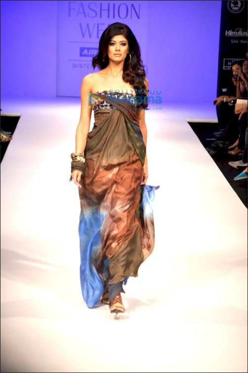 check out bollywood ladies playing showstoppers at lfw 4