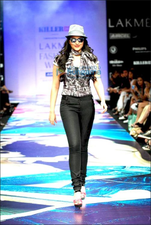check out bollywood ladies playing showstoppers at lfw 6
