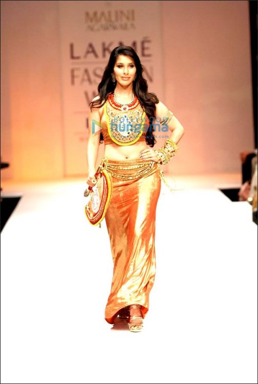 check out bollywood ladies playing showstoppers at lfw 7