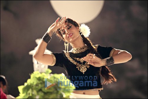exclusive mahie gill in the song nahi dungi from gang of ghosts 3