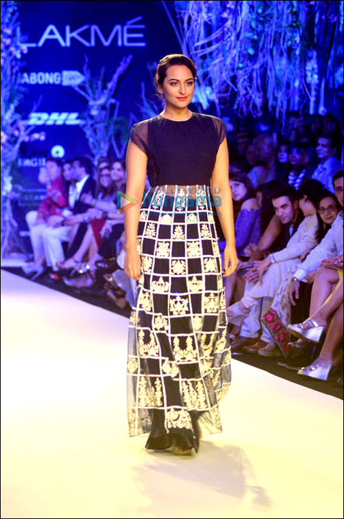 check out manish malhotras grand opening show at lfw sr 2014 2