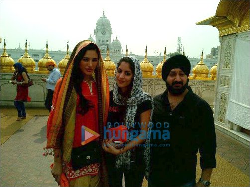 check out nargis fakhri visits the golden temple 2
