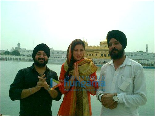 check out nargis fakhri visits the golden temple 4
