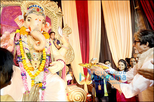 check out amitabh bachchan visits 160 years old mankeshwar mandir 2