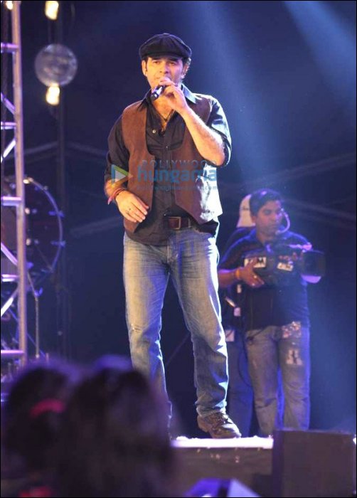 check out ranbir and rahman rock the stage at the rockstar concert 6