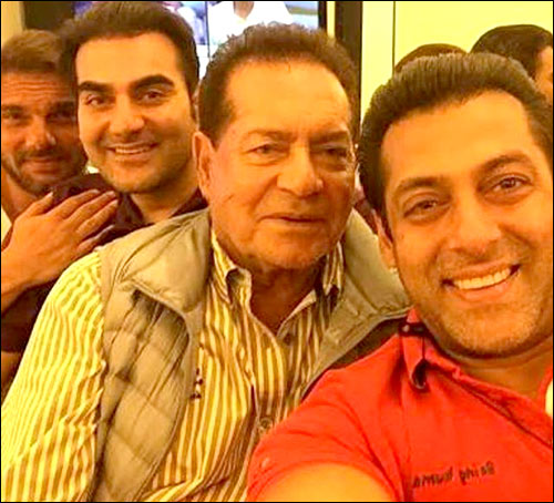 check out salman khan and others celebrate salim khans 80th birthday 6
