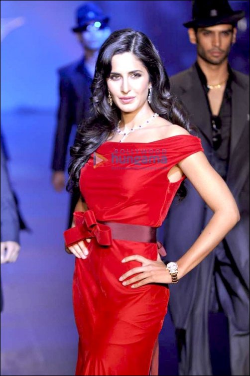 check out salman walks the ramp with bollywoods top leading ladies 7