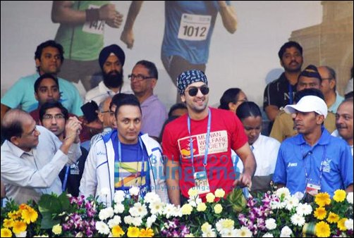 check out celebs at mumbai marathon 6