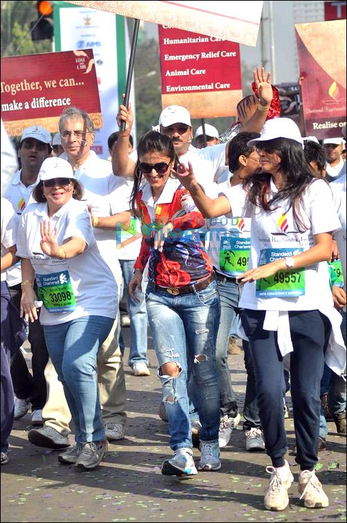 check out celebs at mumbai marathon 7
