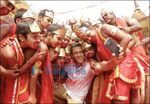 check out salman khan with bajrangi gang in selfie le 2