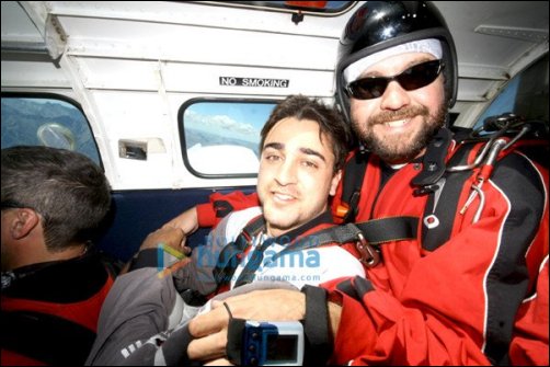 imran khan and sonam kapoor go for sky diving in nz 5