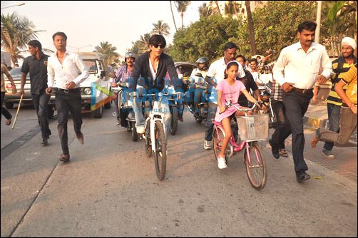 check out shah rukh khan and suhana go cycling in bandra 4