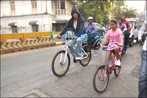 check out shah rukh khan and suhana go cycling in bandra 3
