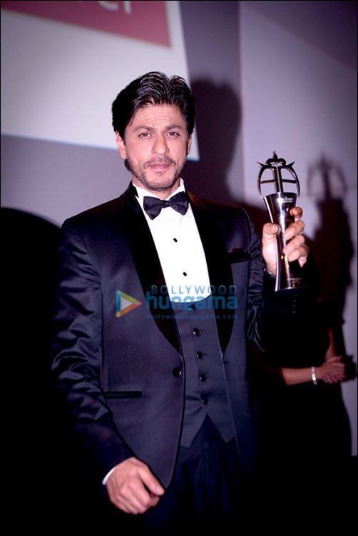 shah rukh khan wins outstanding contribution to cinema award at fifth annual the asian awards 2