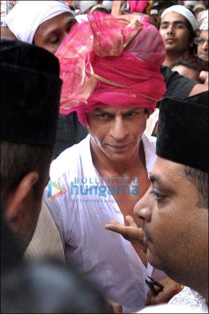 check out shah rukh khan visits khwaja moinuddin chisty in ajmer 3