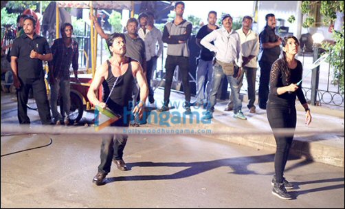 check out shah rukh khan and rohit shetty indulge in sports on the sets of dilwale 3