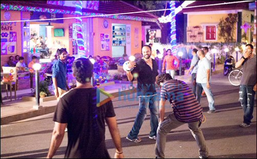 check out shah rukh khan and rohit shetty indulge in sports on the sets of dilwale 4
