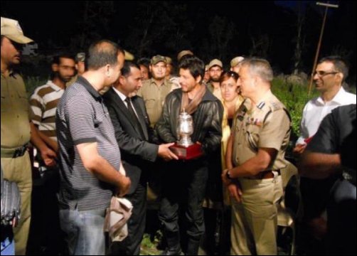 check out srk and anushka shooting in ladakh 2