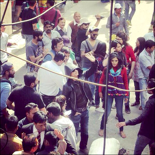 check out shah rukh khan shoots for fan on crowded streets 3