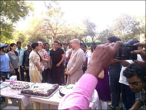 salman khan celebrates sooraj barjatyas birthday with prem ratan dhan payos team 3