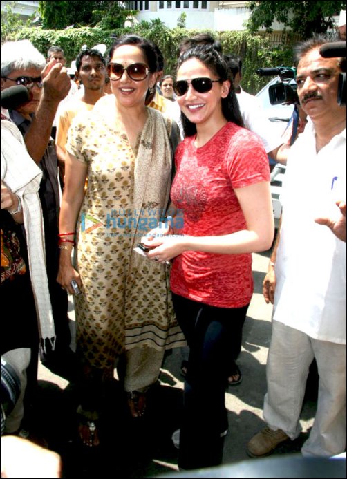 bollywood biggies turn up to cast their vote 2