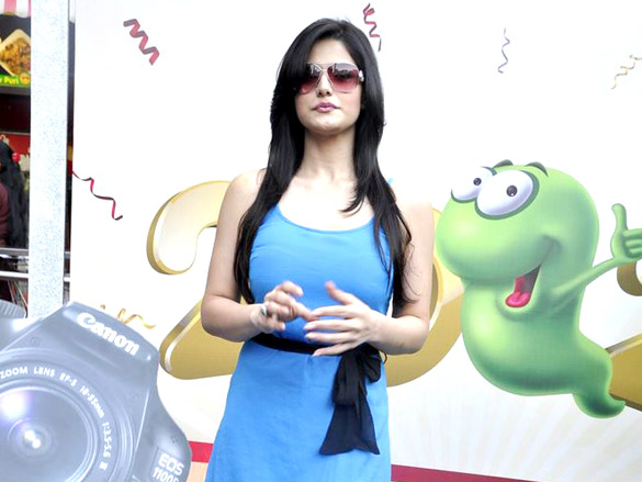 zarine khan at times shopping festival 10