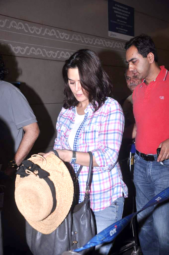 preity zinta snapped at the airport 5