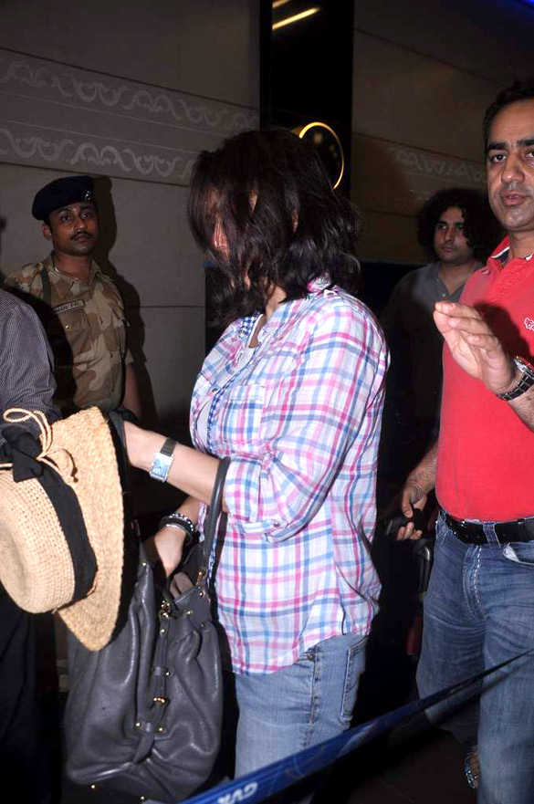 preity zinta snapped at the airport 6