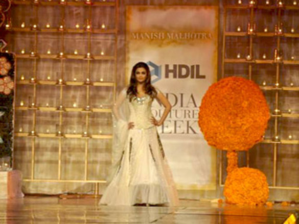 aishwarya walks for manish malhotra at hdil india couture week 2010 6