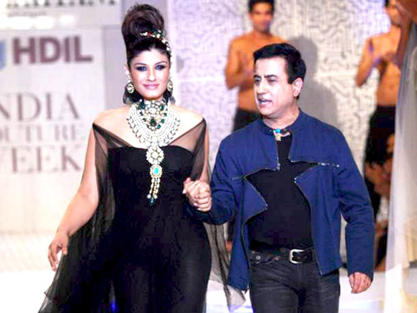 raveena walks for raj mahtani at hdil india couture week 2010 3