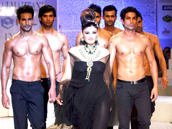 raveena walks for raj mahtani at hdil india couture week 2010 5