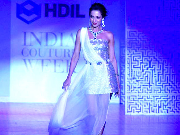 malaika arora walks for queenie dhody at hdil india couture week 2010 5